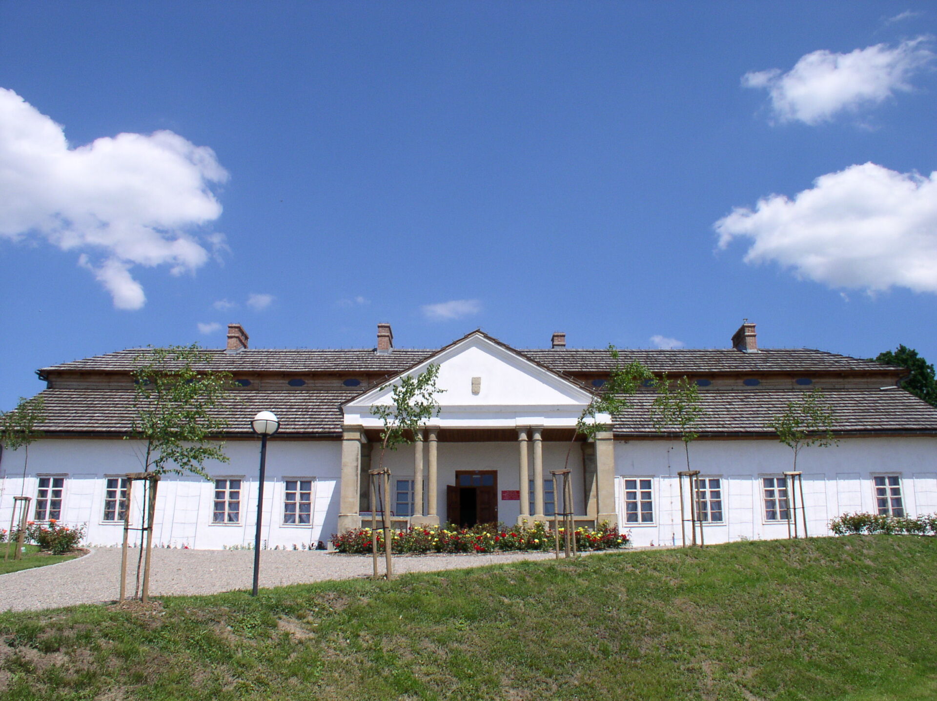 DWÓR Z DROGINI W NADWIŚLAŃSKIM PARKU ETNOGRAFICZNYM W WYGIEŁZOWIE, fot. P. Bujakiewicz (Muzeum - Nadwiślański Park Etnograficzny w Wygiełzowie) ©