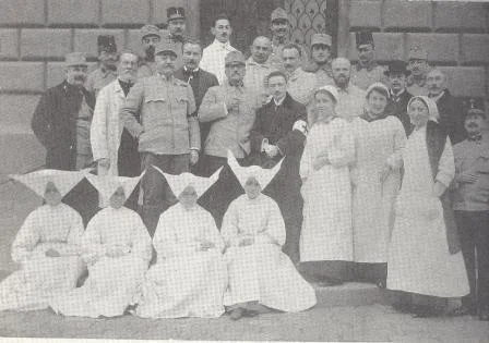 Personel medyczny szpitala wojskowego przed wejściem głównym do Zakładu dla Ubogich Fundacji im. Helclów, za: M. Reinhard-Chlanda, Dom Ubogich Fundacji im. Ludwika i Anny Helclów w Krakowie, Kraków 2003 ©