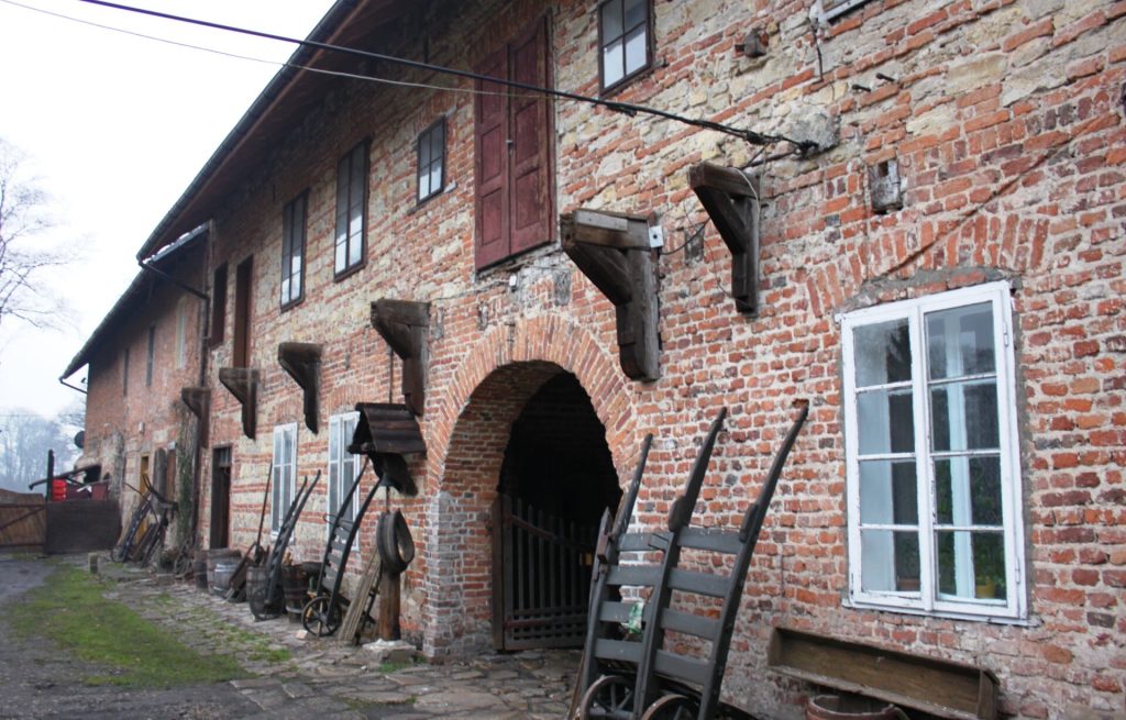 ZESPÓŁ ZABUDOWAŃ PODWORSKICH W BOBRKU, fot. J. Nowostawska-Gyalókay (MIK, 2014) CC BY SA 3.0