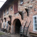 ZESPÓŁ ZABUDOWAŃ PODWORSKICH W BOBRKU, fot. J. Nowostawska-Gyalókay (MIK, 2014) CC BY SA 3.0