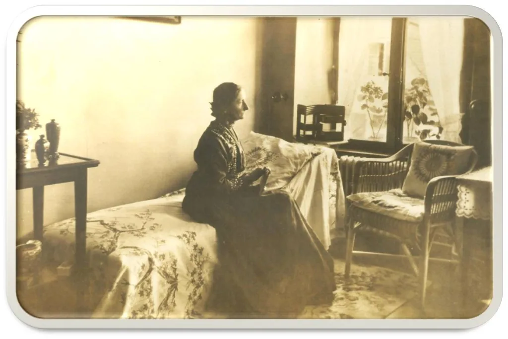 Lina Bögli otoczona pamiątkami z orientalnych podróży w swoim „czystym, jasnym pokoju” w gospodzie Kreuz, Herzogenbuchsee, aut. nieznane, ok. 1917.. Ze zbiorów M. Miller i K. Świerzowskiego, domena publiczna