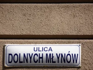 Tabliczka adresowa ul. Dolnych Młynów, fot. P. Kasprzycka (MIK, 2016), CC BY SA 3.0