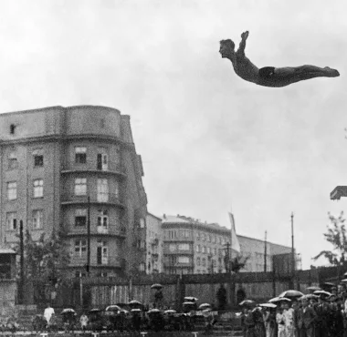 Pływak amerykański Rooth w skoku do wody z trampoliny, 1936, Narodowe Archiwum Cyfrowe, sygn. 1-S-2691-4 ©​​