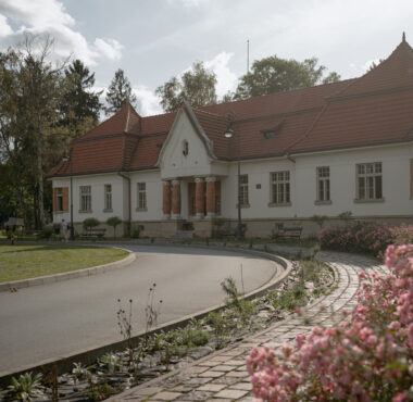 Zespół szpitalno-parkowy w&nbsp;Krakowie-Kobierzynie, budynek administracji
