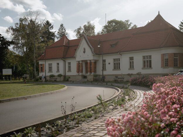 Zespół szpitalno-parkowy w&nbsp;Krakowie-Kobierzynie, budynek administracji