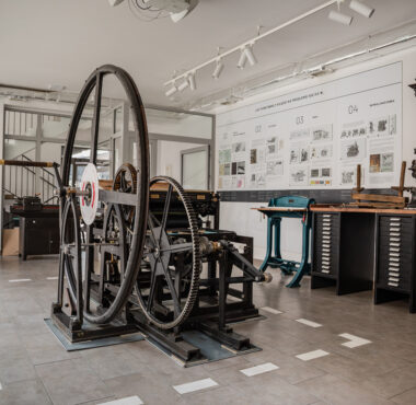 Pomieszczenie muzeum z ekspozycją składającą się ze starych maszyn drukarskich (wnętrze Muzeum Drukarstwa w Nowym Targu)