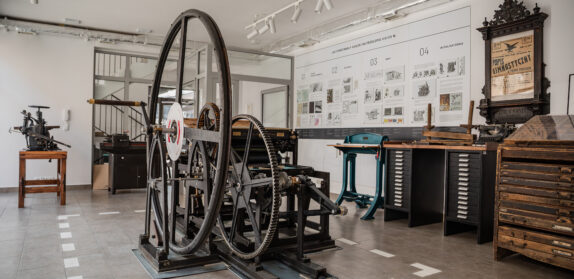 Pomieszczenie muzeum z ekspozycją składającą się ze starych maszyn drukarskich (wnętrze Muzeum Drukarstwa w Nowym Targu)