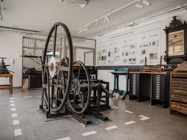 Pomieszczenie muzeum z ekspozycją składającą się ze starych maszyn drukarskich (wnętrze Muzeum Drukarstwa w Nowym Targu)