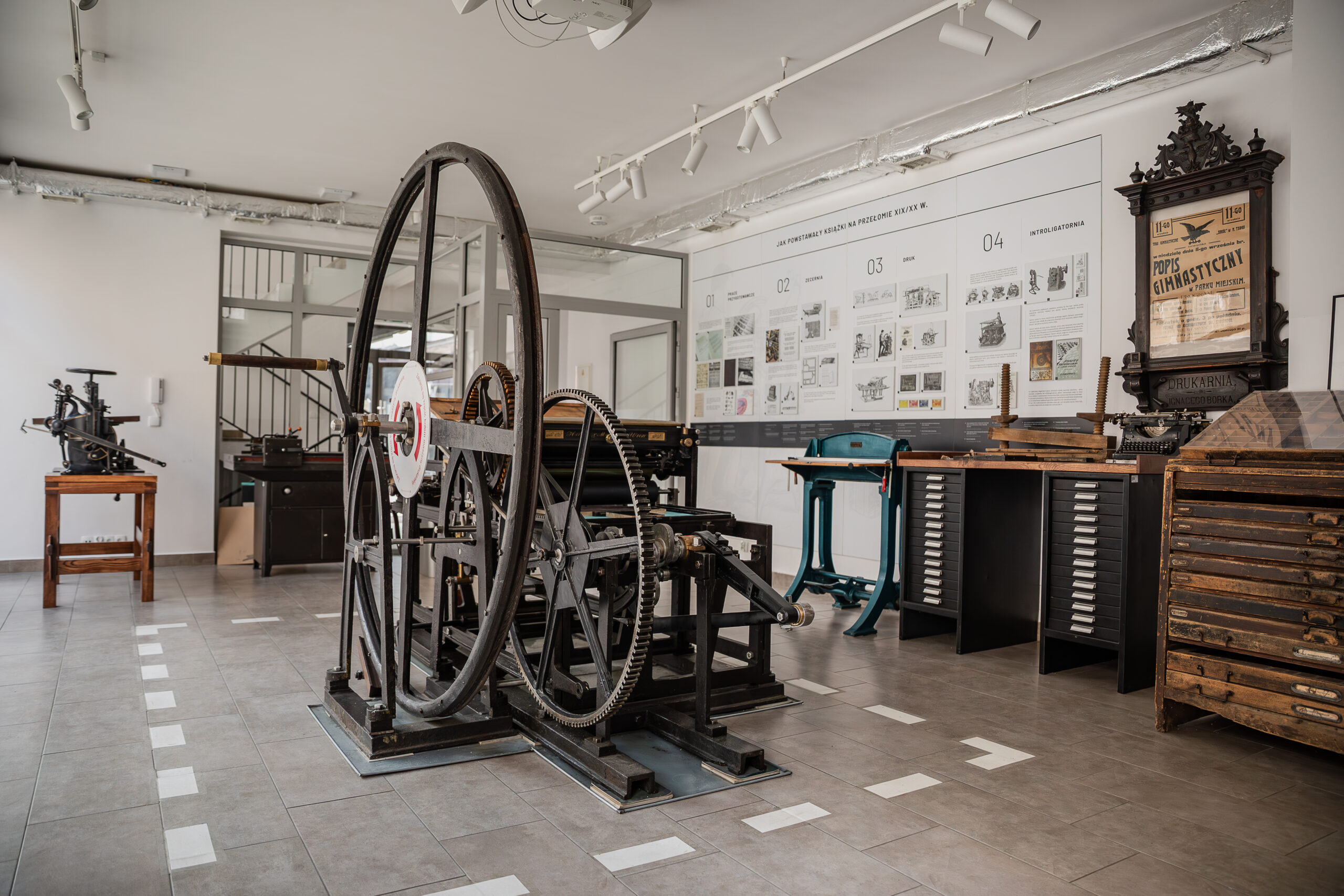 Pomieszczenie muzeum z ekspozycją składającą się ze starych maszyn drukarskich (wnętrze Muzeum Drukarstwa w Nowym Targu)